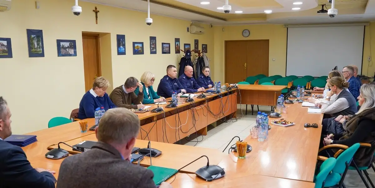 Spotkania na temat bezpieczeństwa uczniów z udziałem policjantów i samorządowców w powiecie sierpeckim