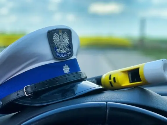 Zatrzymanie pijanego kierowcy z powodu braku zapiętych pasów