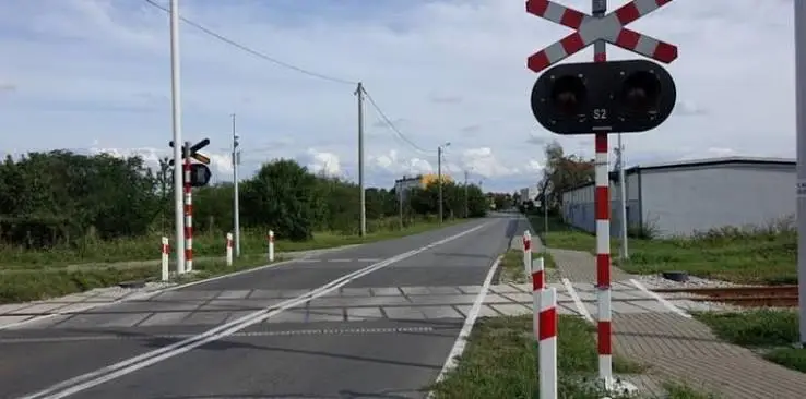 Działania policji z wykorzystaniem drona na przejazdach kolejowych
