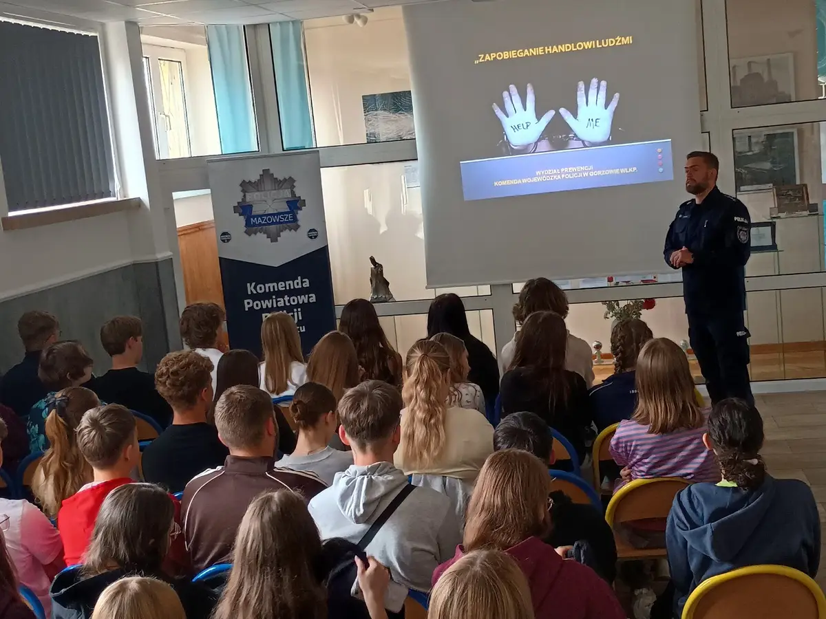 Spotkanie młodzieży z policjantami na temat handlu ludźmi