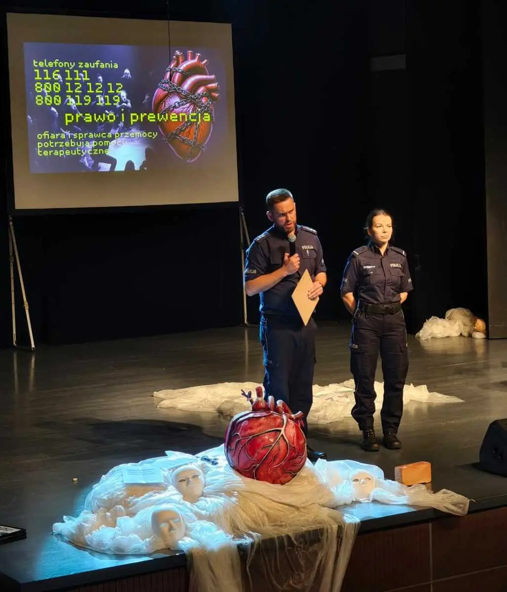Policjanci przeprowadzili warsztaty o hejcie i używkach podczas spektaklu „hejTUjestem”