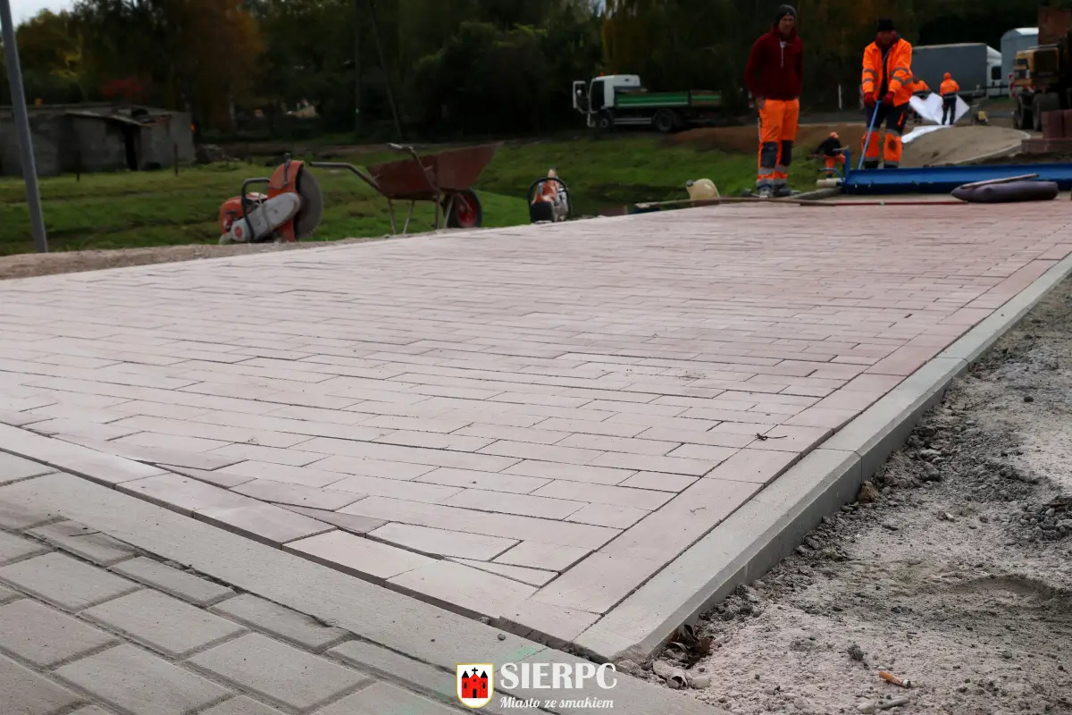 Postępy w budowie ścieżki rowerowej nad Sierpienicą