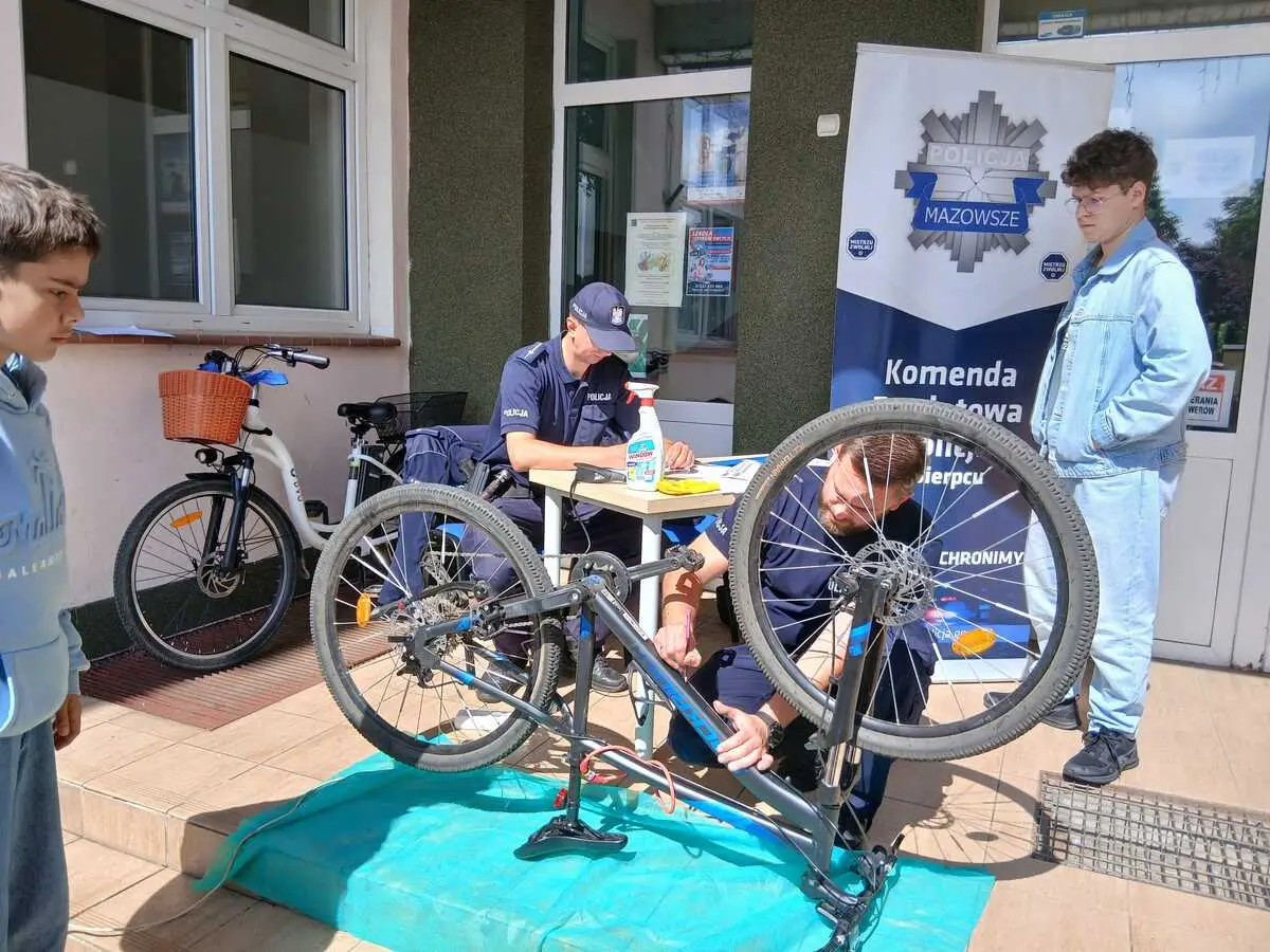 Policyjna akcja znakowania rowerów i rozmowy o bezpieczeństwie